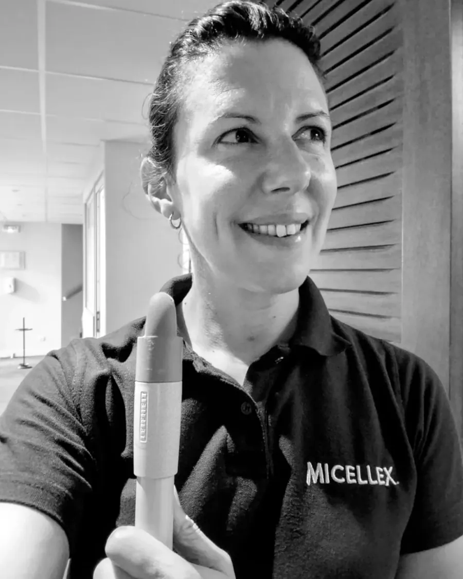 Cléa Gonzalez, fondatrice de Micellex, en tenue de travail avec son matériel de nettoyage