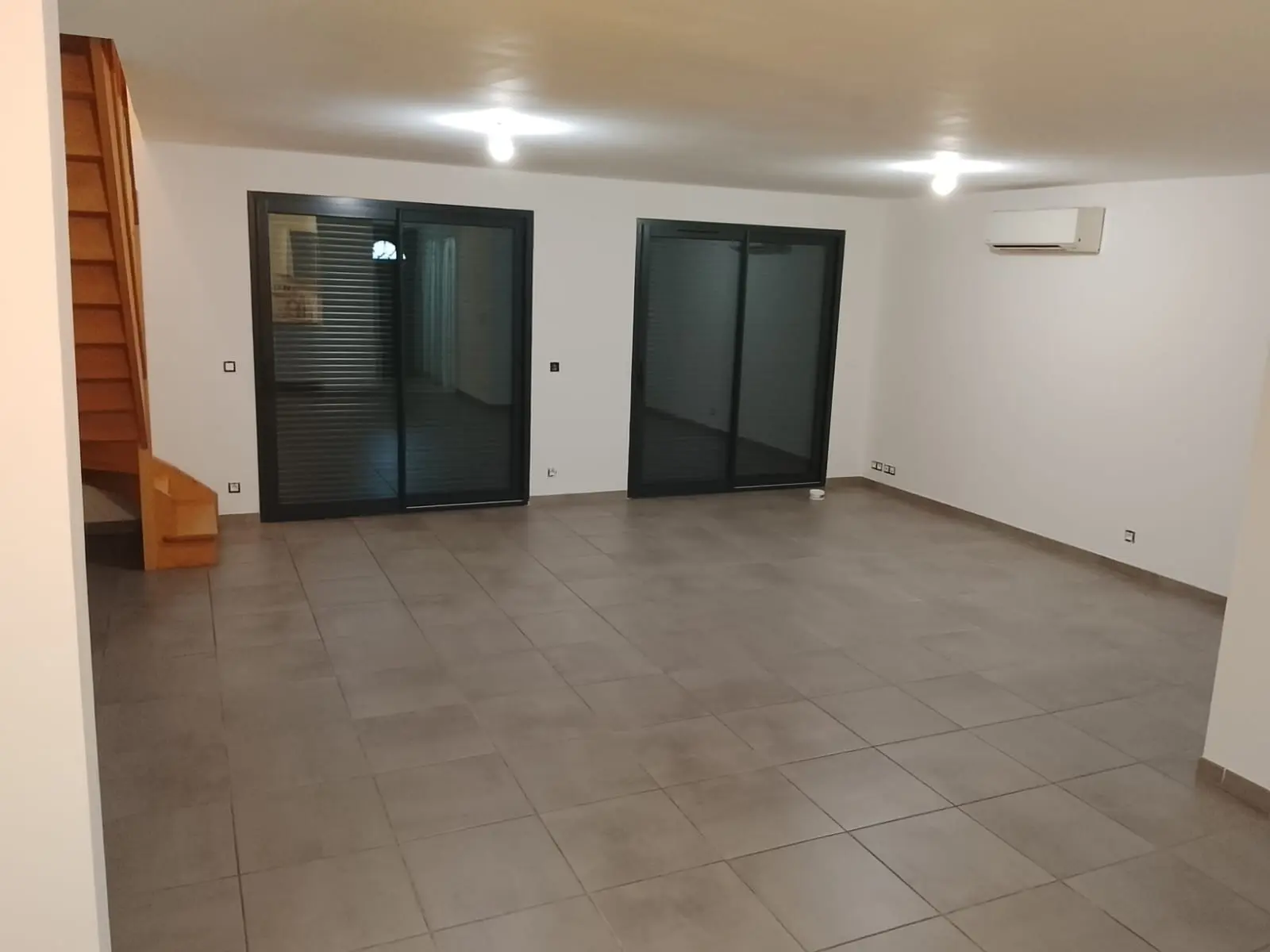 Séjour vide après travaux, carrelage débarrassé de la laitance et plinthes nettoyées
