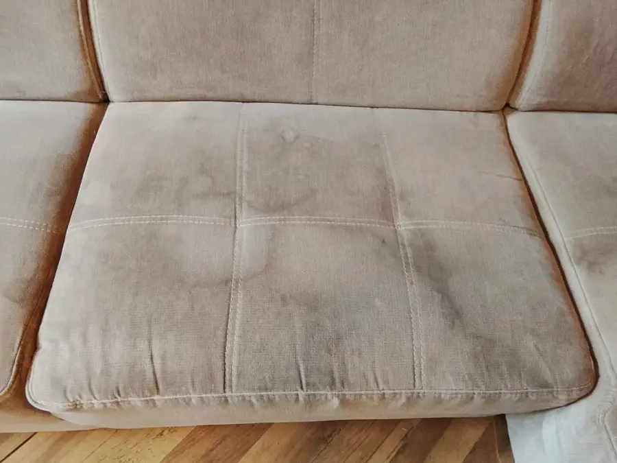 Avant intervention : assise en tissu beige marquée d'auréoles et de traces sombres