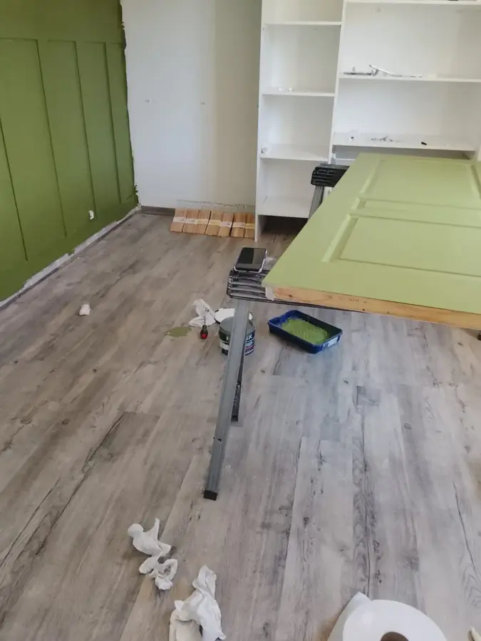 Avant intervention : chambre en fin de chantier, matériel de peinture, chiffons et chutes laissés au sol